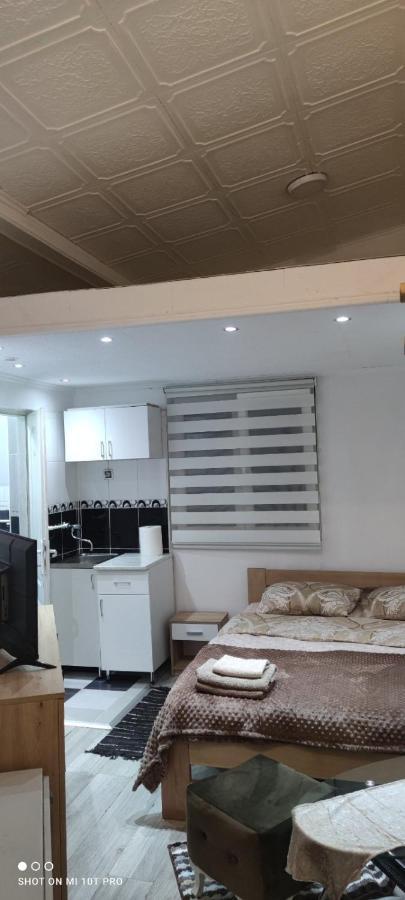 Small Apartment Private Bathroom Strong Wi-Fi Belgrado Exterior foto